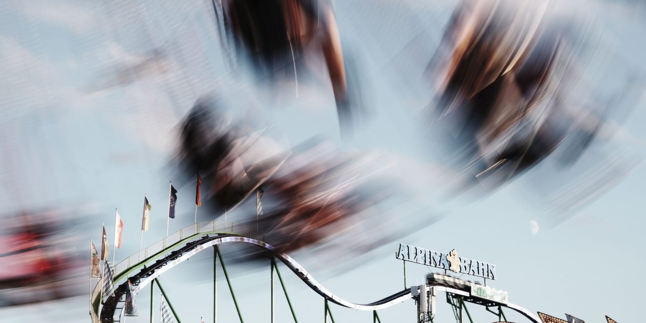 Alpina Bahn auf dem Münchner Oktoberfest in Bewegungsunschärfe – Motiv des Oktoberfest Magazins