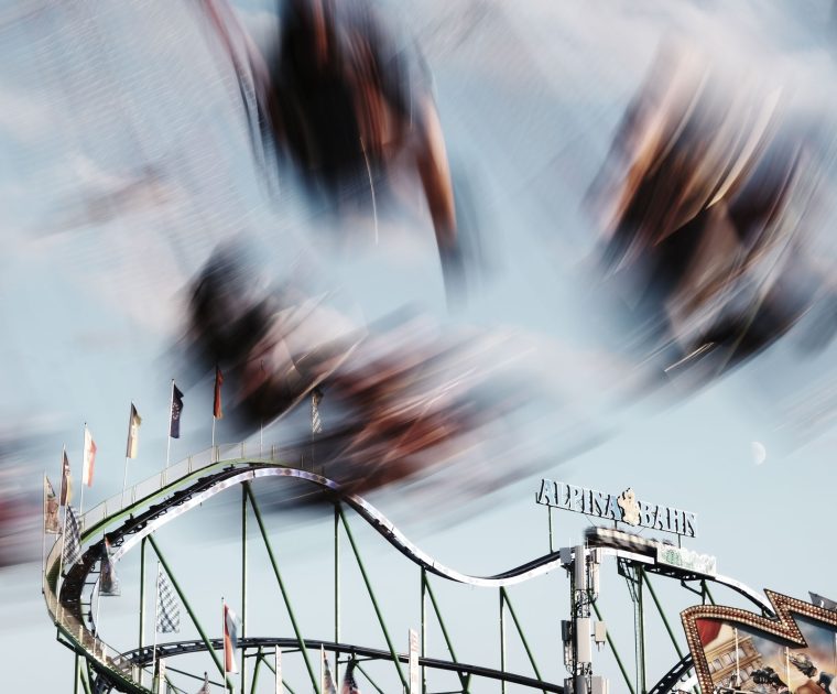 Alpina Bahn auf dem Münchner Oktoberfest in Bewegungsunschärfe – Motiv des Oktoberfest Magazins