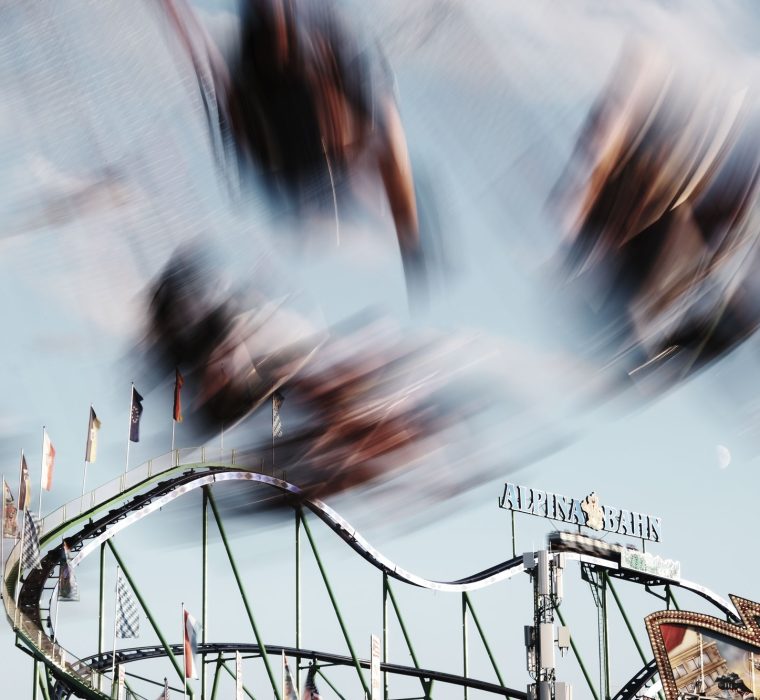 Alpina Bahn auf dem Münchner Oktoberfest in Bewegungsunschärfe – Motiv des Oktoberfest Magazins