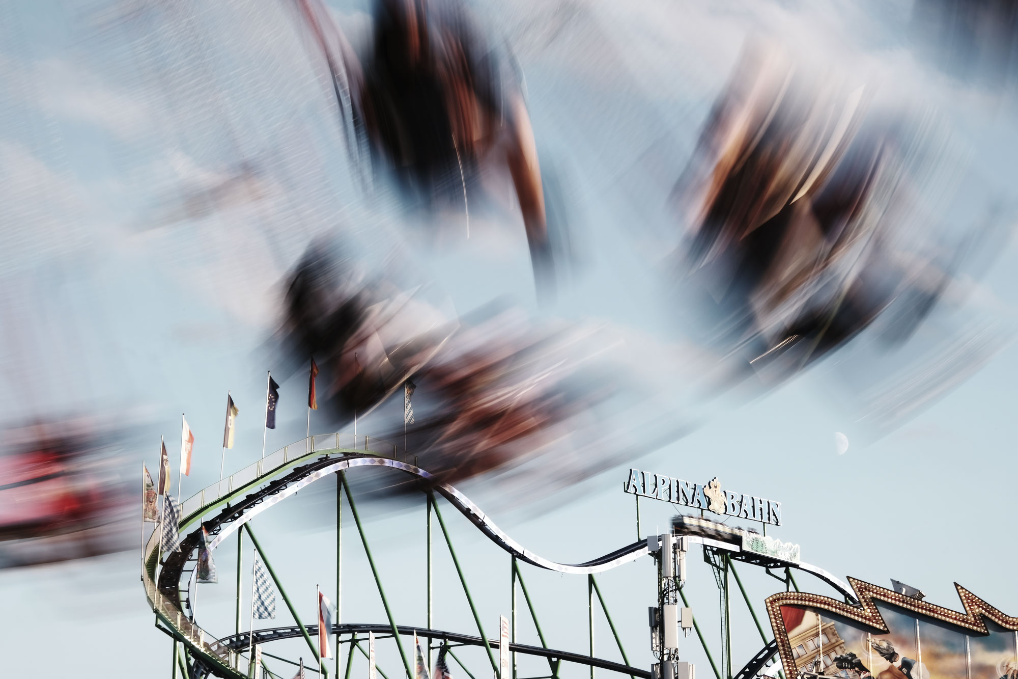 Alpina Bahn auf dem Münchner Oktoberfest in Bewegungsunschärfe – Motiv des Oktoberfest Magazins
